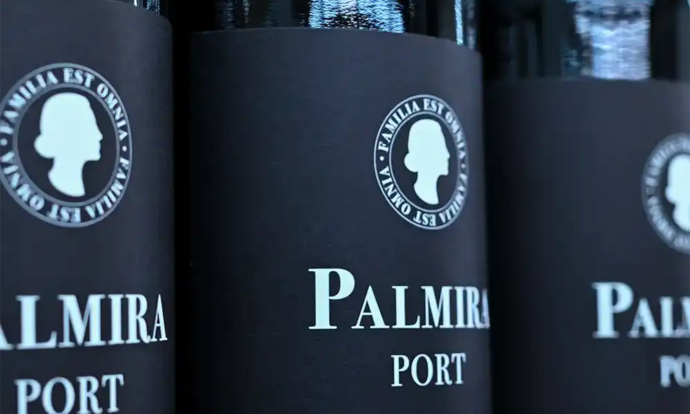 Gros plan sur une bouteille de Palmira Port, vin de Porto traditionnel sélectionné par l'épicerie fine Les Halles du Portugal