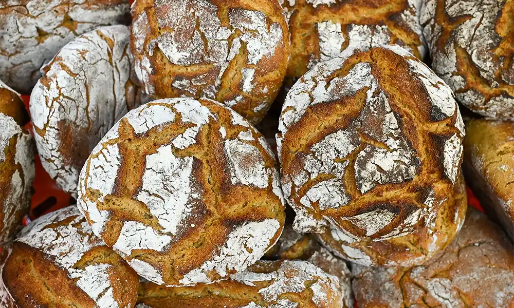 Pain de campagne rustique et spécialités boulangères portugaises