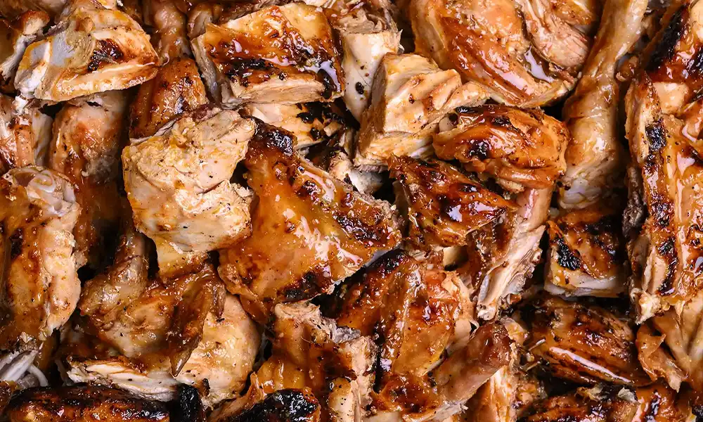 Poulet grillé à la portugaise ouvert en crapaudine, cuit au charbon de bois - Churrasqueira traditionnelle Les Halles du Portugal